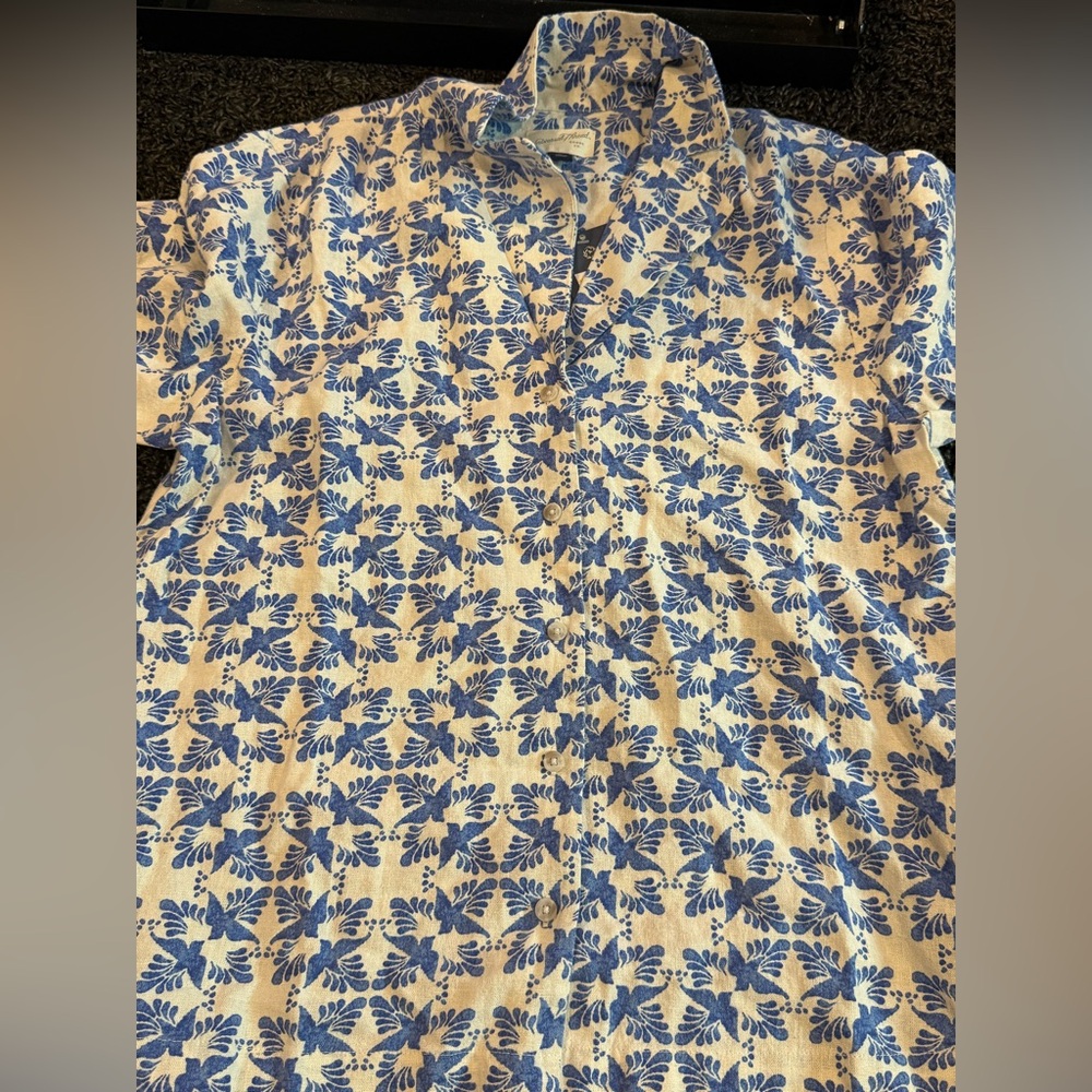 🍋‍🟩Universal Thread White and Blue Leaf Print Men's Shirt